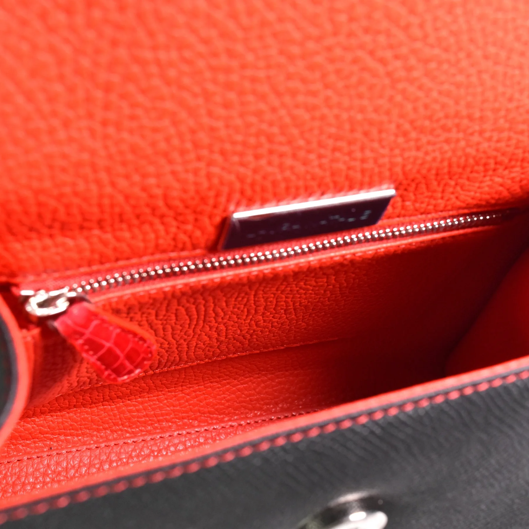 Mini Laura · Black & Red, photograph 4